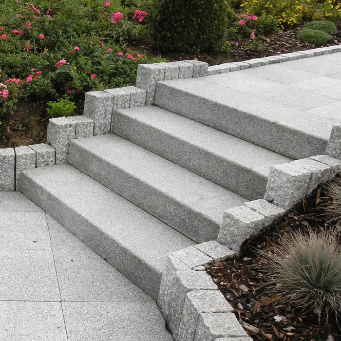 Escalier extérieur en marches bloc de granit Silversand à Molsheim