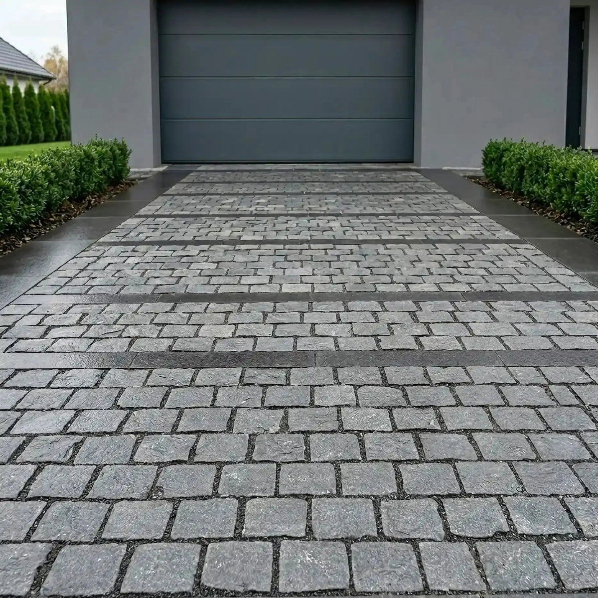 Kuru Dark granite cobble driveway in Saarwellingen