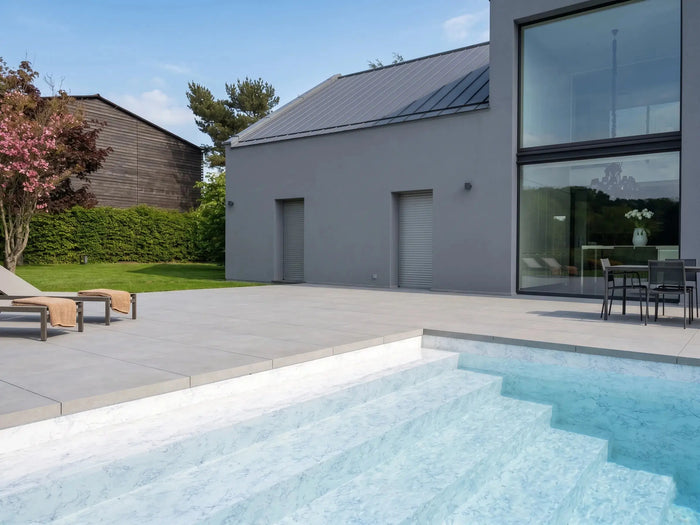 Terrasse et margelles de piscine en carrelage extérieur 2 cm effet béton à Saverne