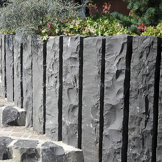 Palissade en BASALTE SUPER BLACK éclaté - Minéral Pierre Naturelle