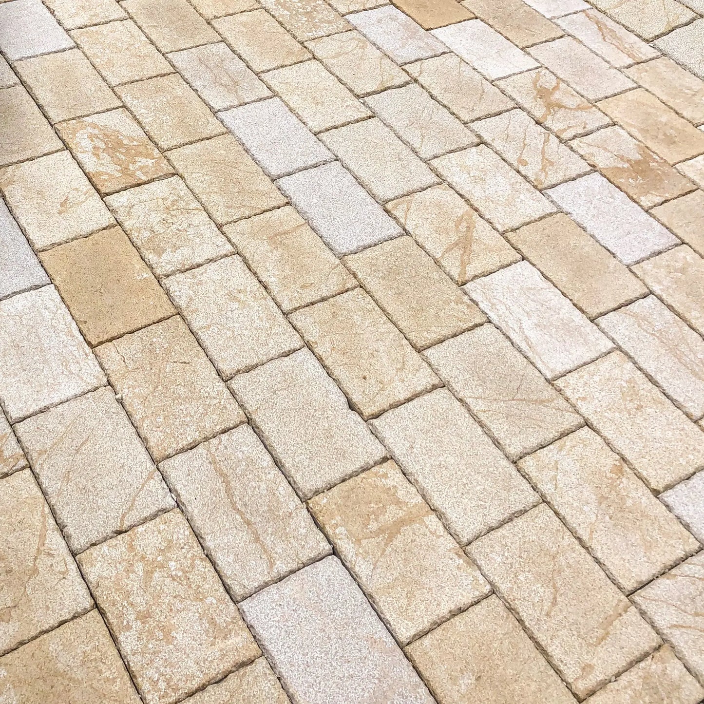 Pavé en pierre calcaire ALMENDRA grenaillé - Minéral Pierre Naturelle