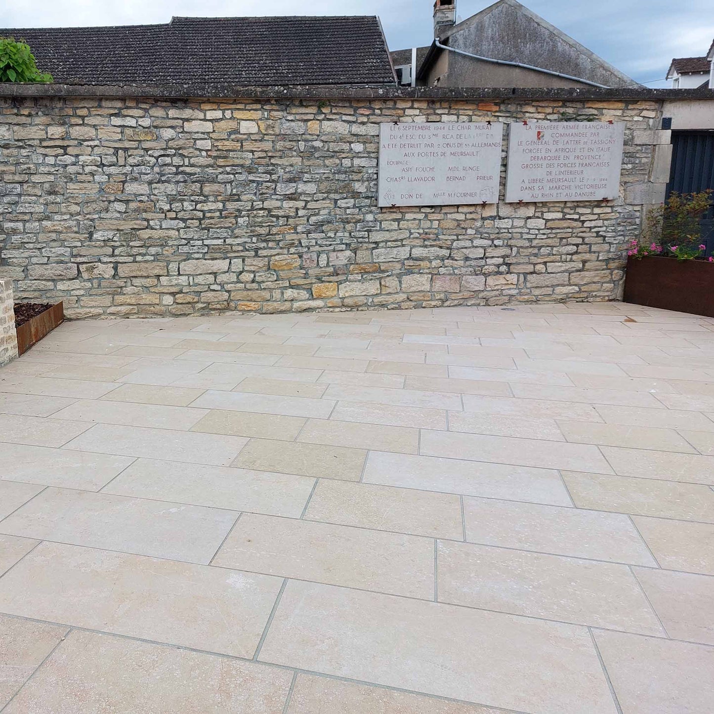 Dallage en pierre calcaire ALMENDRA flammé - Minéral Pierre Naturelle