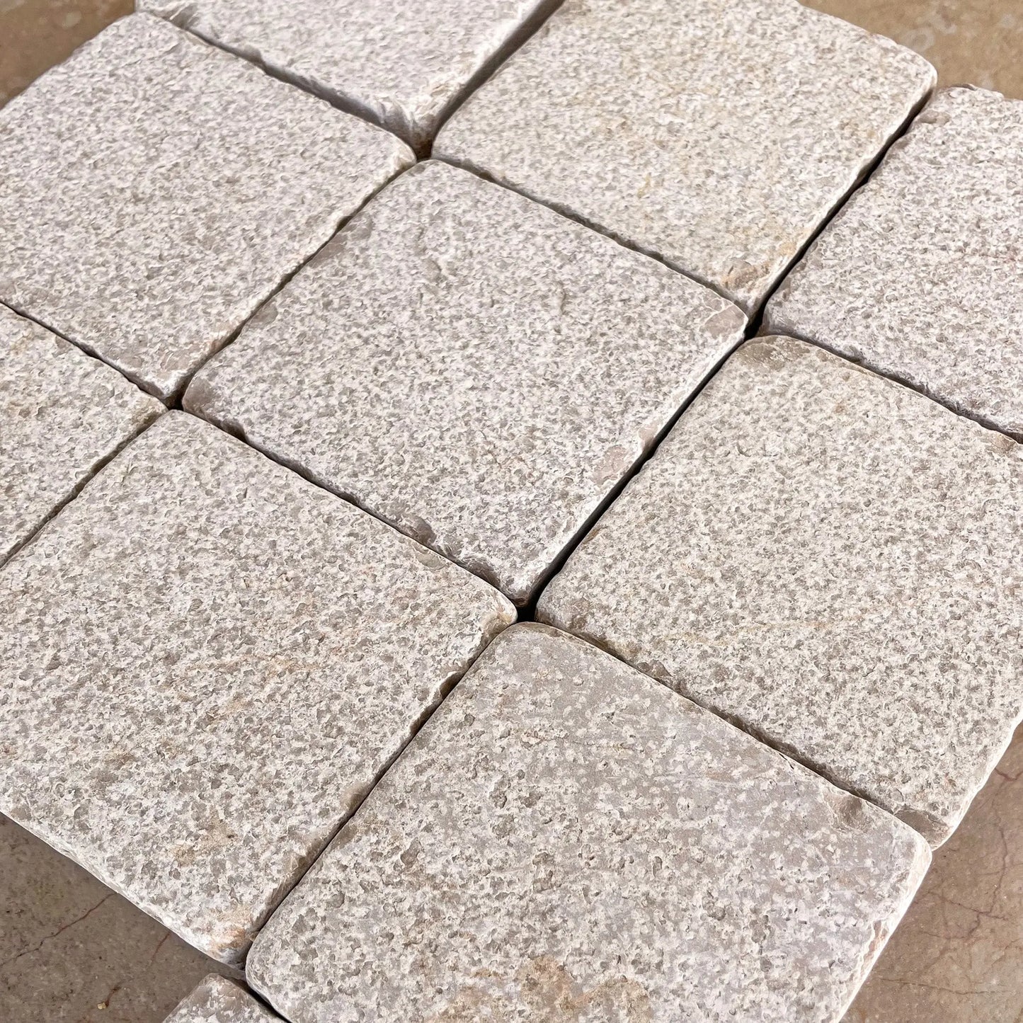 Pavé en pierre calcaire ALMENDRA grenaillé scié - Minéral Pierre Naturelle