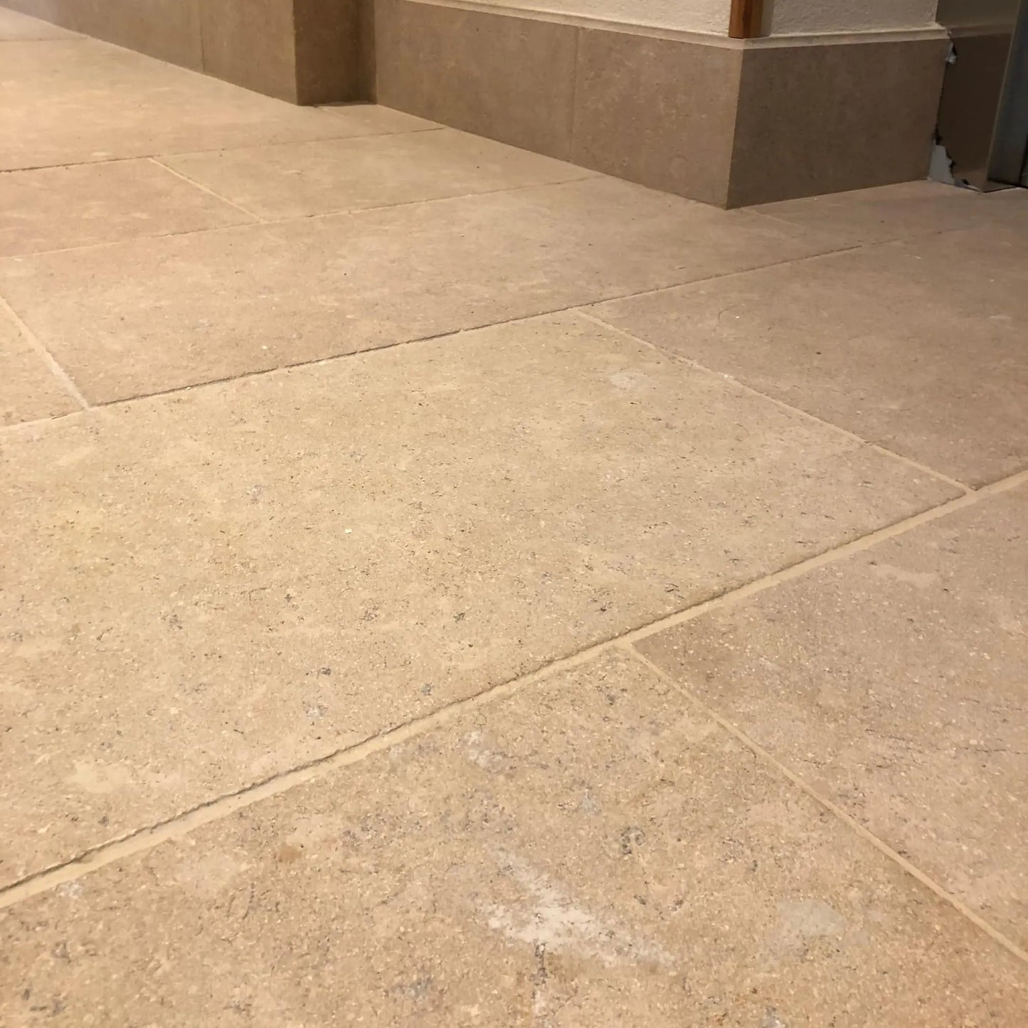 Dallage intérieur en pierre calcaire SINAI PEARL vieilli