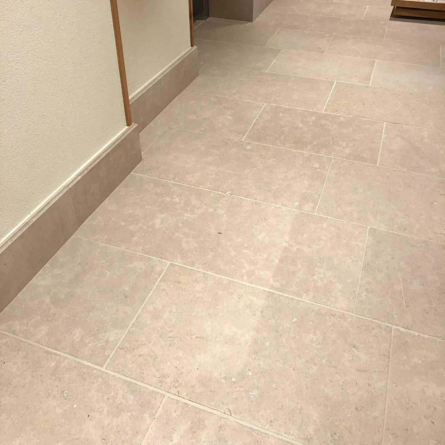 Dallage intérieur en pierre calcaire SINAI PEARL vieilli - Minéral Pierre Naturelle