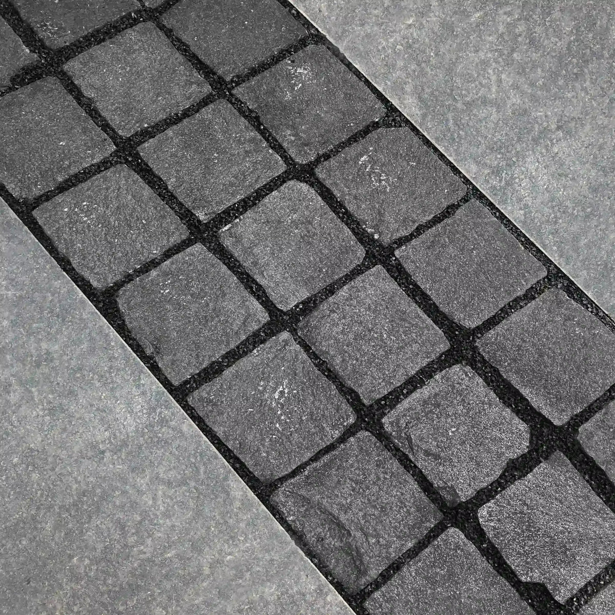 Pavé en BASALTE SUPER BLACK Naturel Minéral pierre naturelle