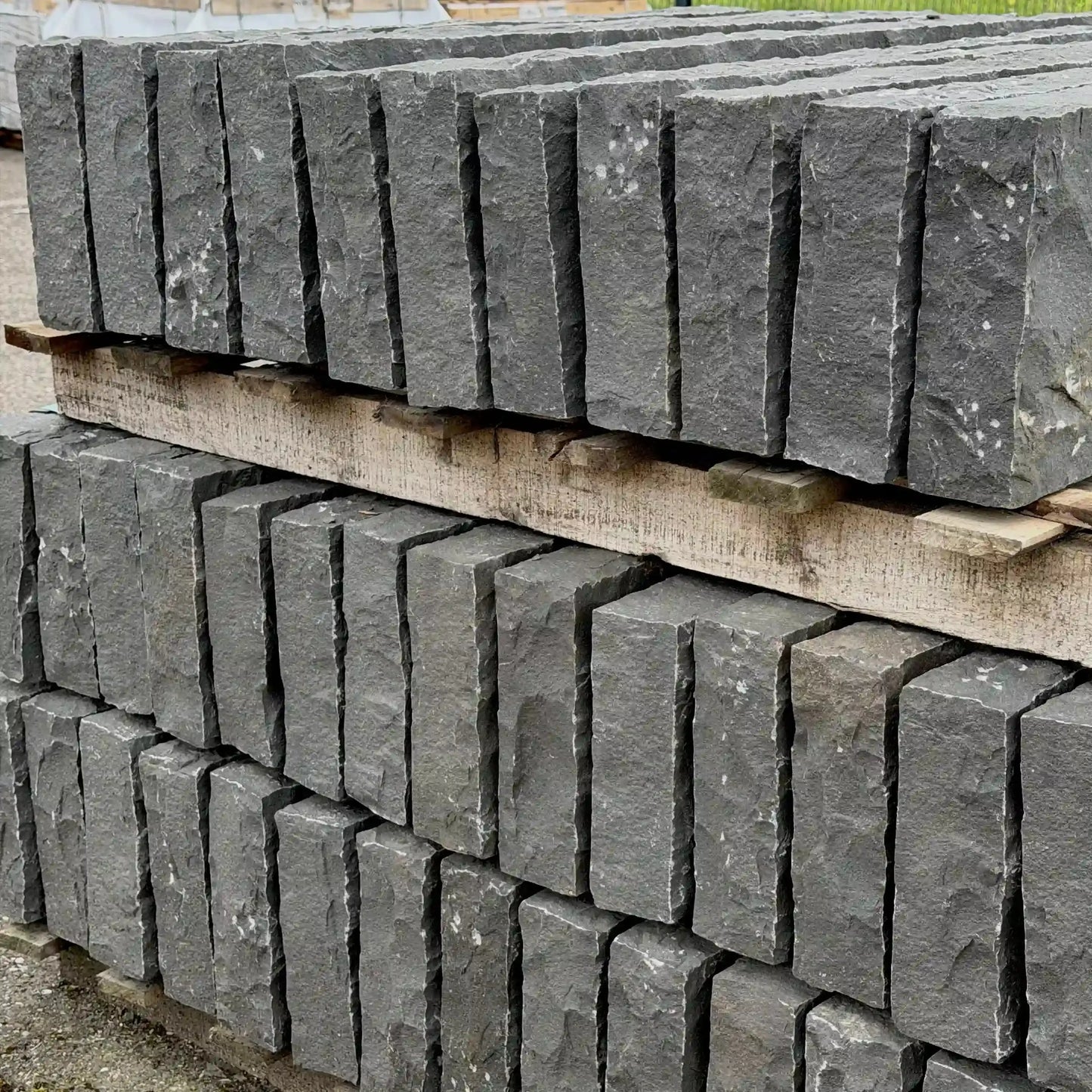 Margelle massive en BASALTE SUPER BLACK broché Minéral pierre naturelle