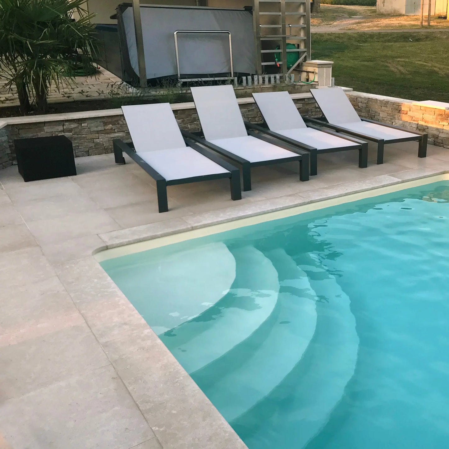 Dallage Pierre Calcaire Sinai PEARL beige, Sol extérieur, finition vieillie, piscine