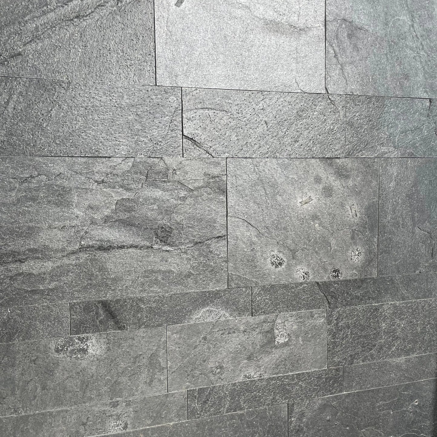 Dallage en QUARTZITE TITANE, Sol/Mur, Intérieur/Extérieur
Gris
Finition : Clivé, bords sciés
Longueur : 60 cm
Largeur: 40 cm
Épaisseur : 1.2-1.5 cm
Poids : 41 kg / m²