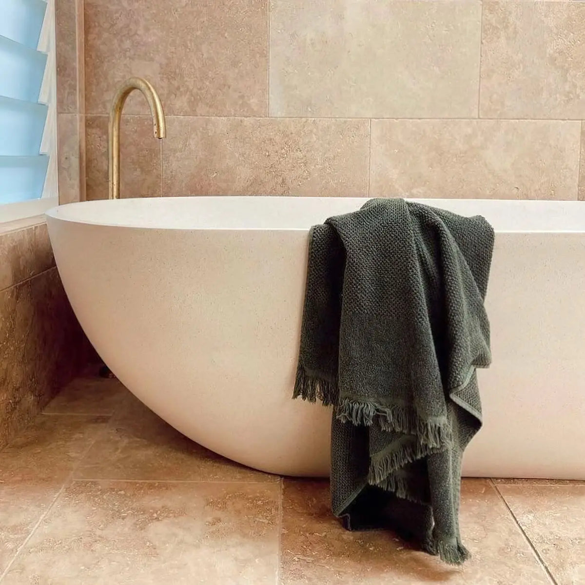 Dallage TRAVERTIN Beige CLASSIC SELECTION pour sol et mur & intérieur et extérieur. Salle de bain