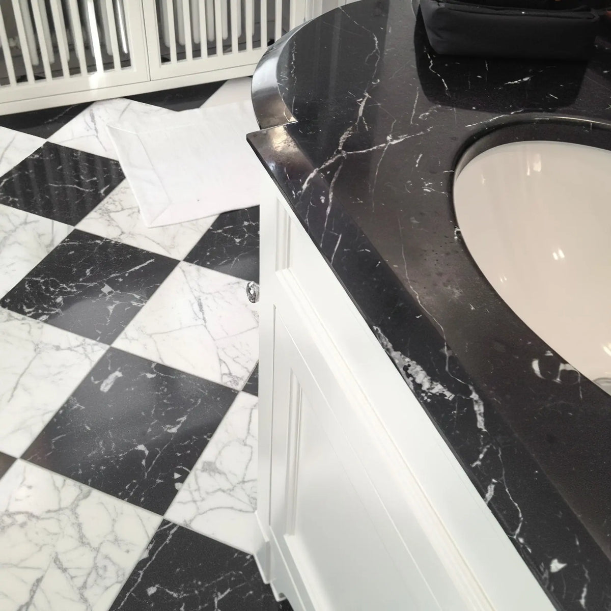 Dallage à damier MARBRE DE CARRARE et NOIR MARQUINA Minéral pierre naturelle
