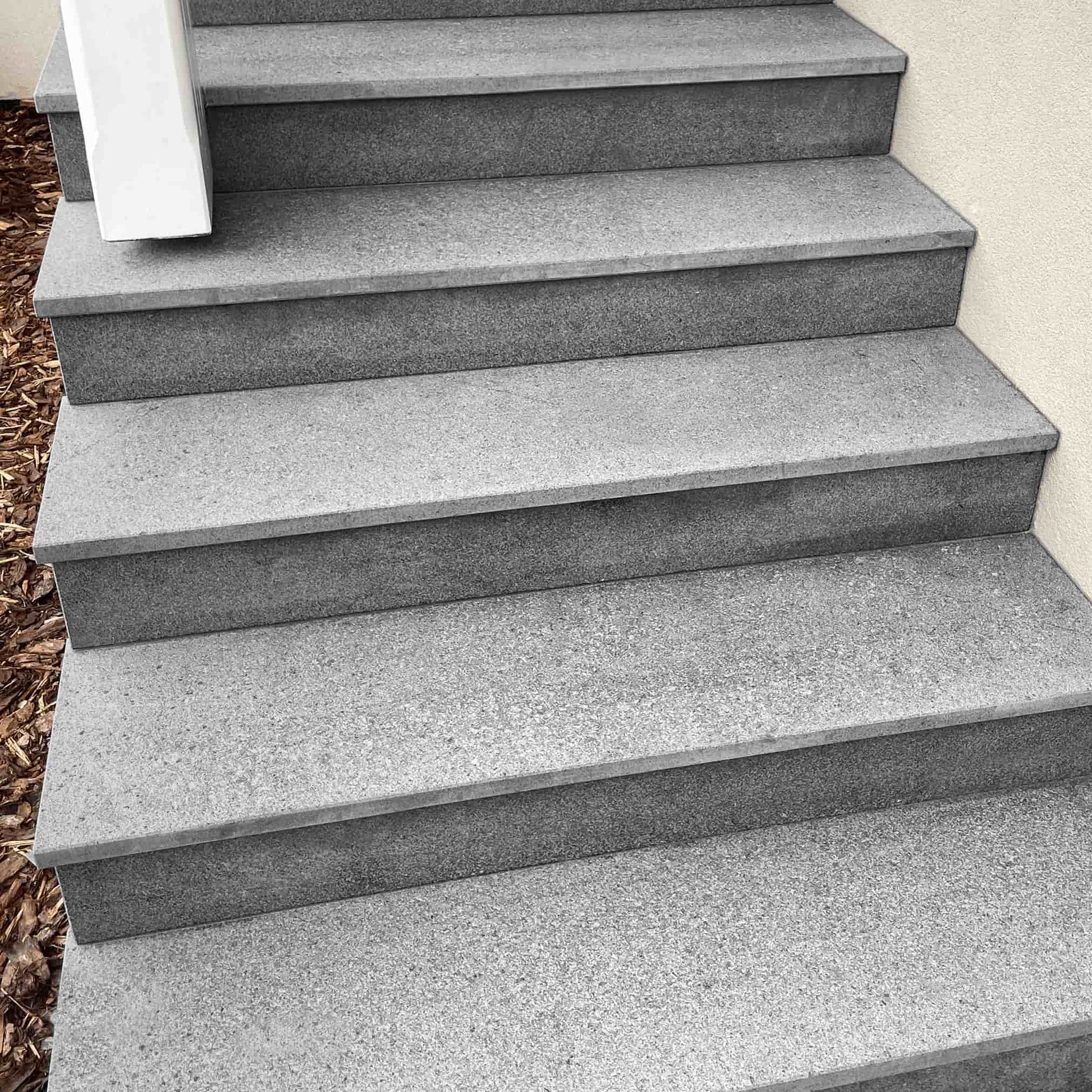 Escalier en granit KURU DARK - Minéral Pierre Naturelle
