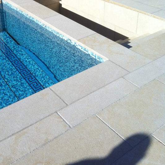 Dallage en pierre calcaire ALMENDRA Grenaillé - Minéral Pierre Naturelle