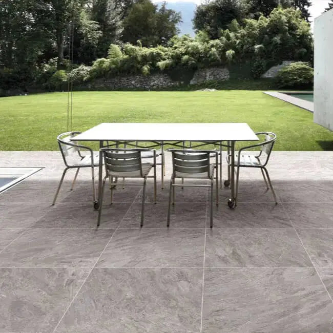 Grès cérame effet béton QUARTZITE GREY - 60x60x2 
Finition : Effet béton
Surface antidérapante R-11
Type : Pleine masse
Couleur : Gris clair
Bords : Rectifiés
Dallage, Sol extérieur