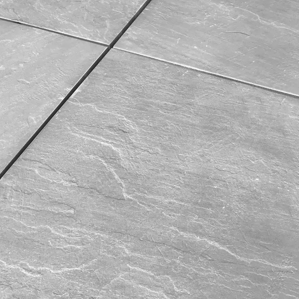 Grès cérame effet pierre KANDLA GREY - 90x60x2 :
Finition : Effet pierre
Surface antidérapante R-11
Couleur : Gris
Bords : Rectifiés
réalisation client / zoom produit matière