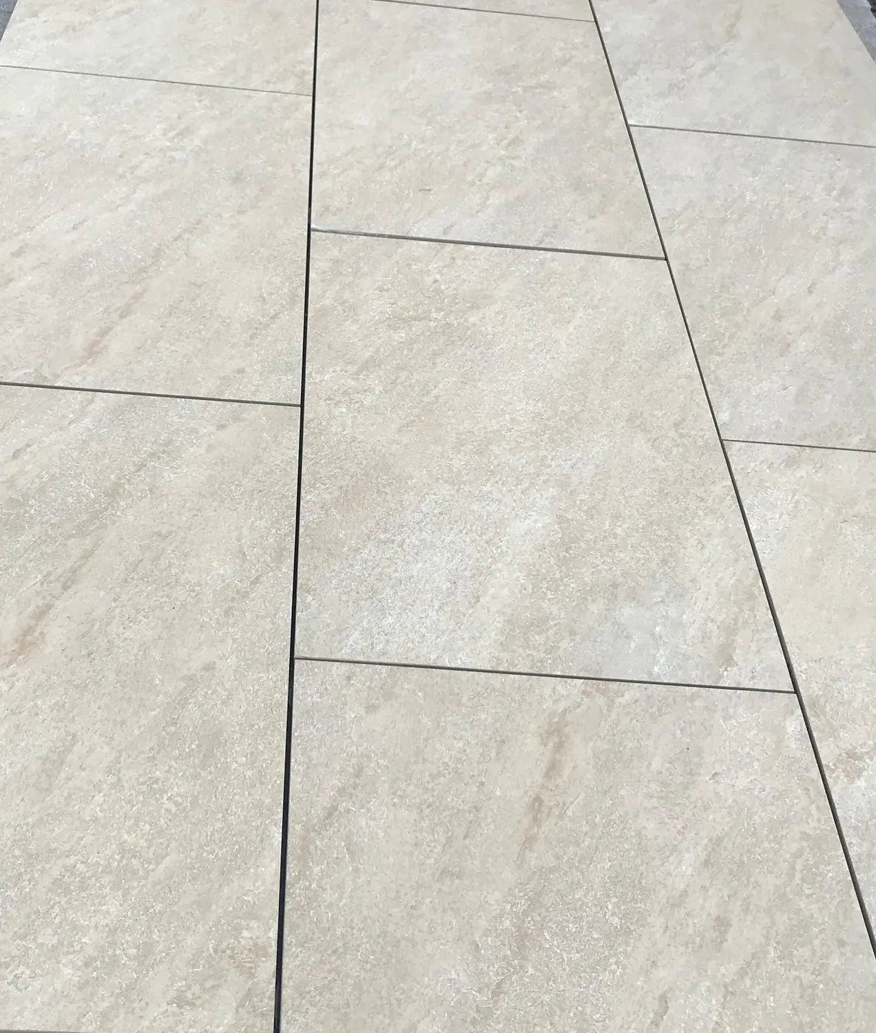 Grès cérame effet pierre QUARTZITE BEIGE - 90x60x2 : 
Finition : Effet pierre
Surface antidérapante R-11
Couleur : Beige
Bords : Rectifiés