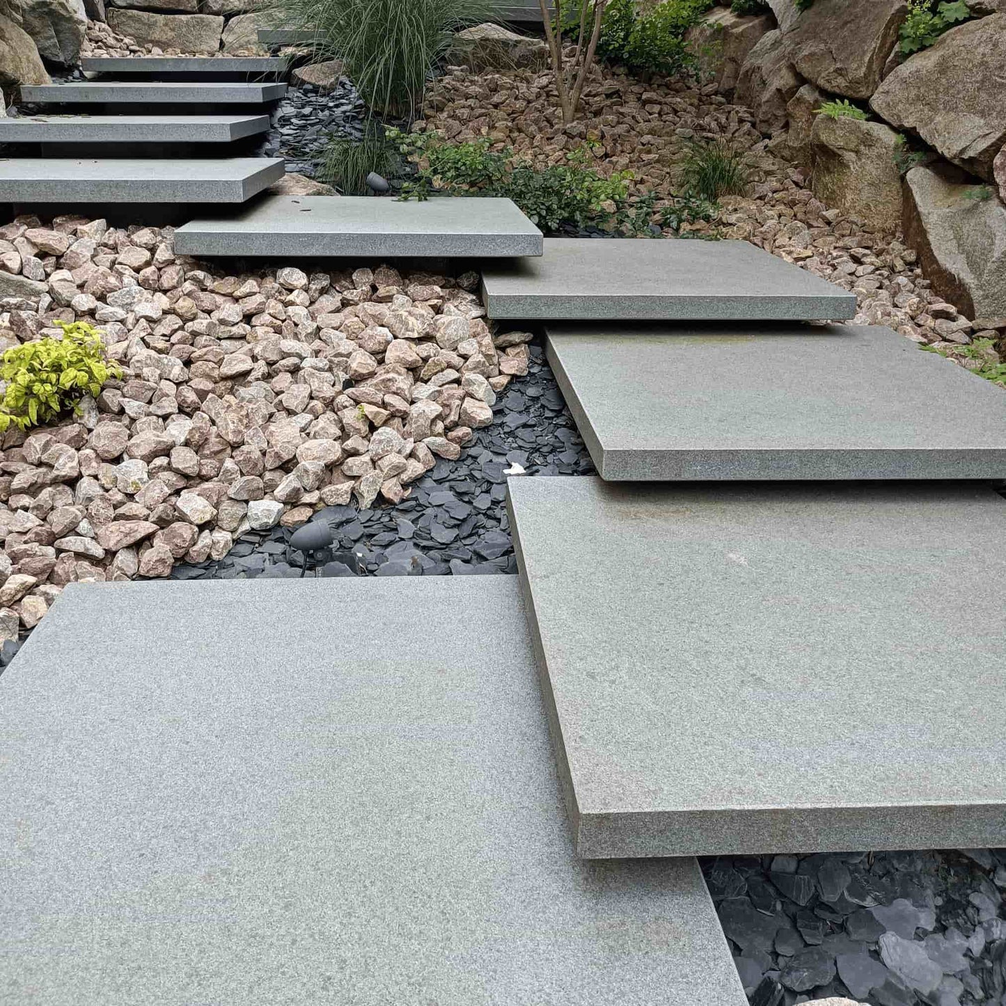 Marche suspendue en granit KURU DARK Minéral pierre naturelle