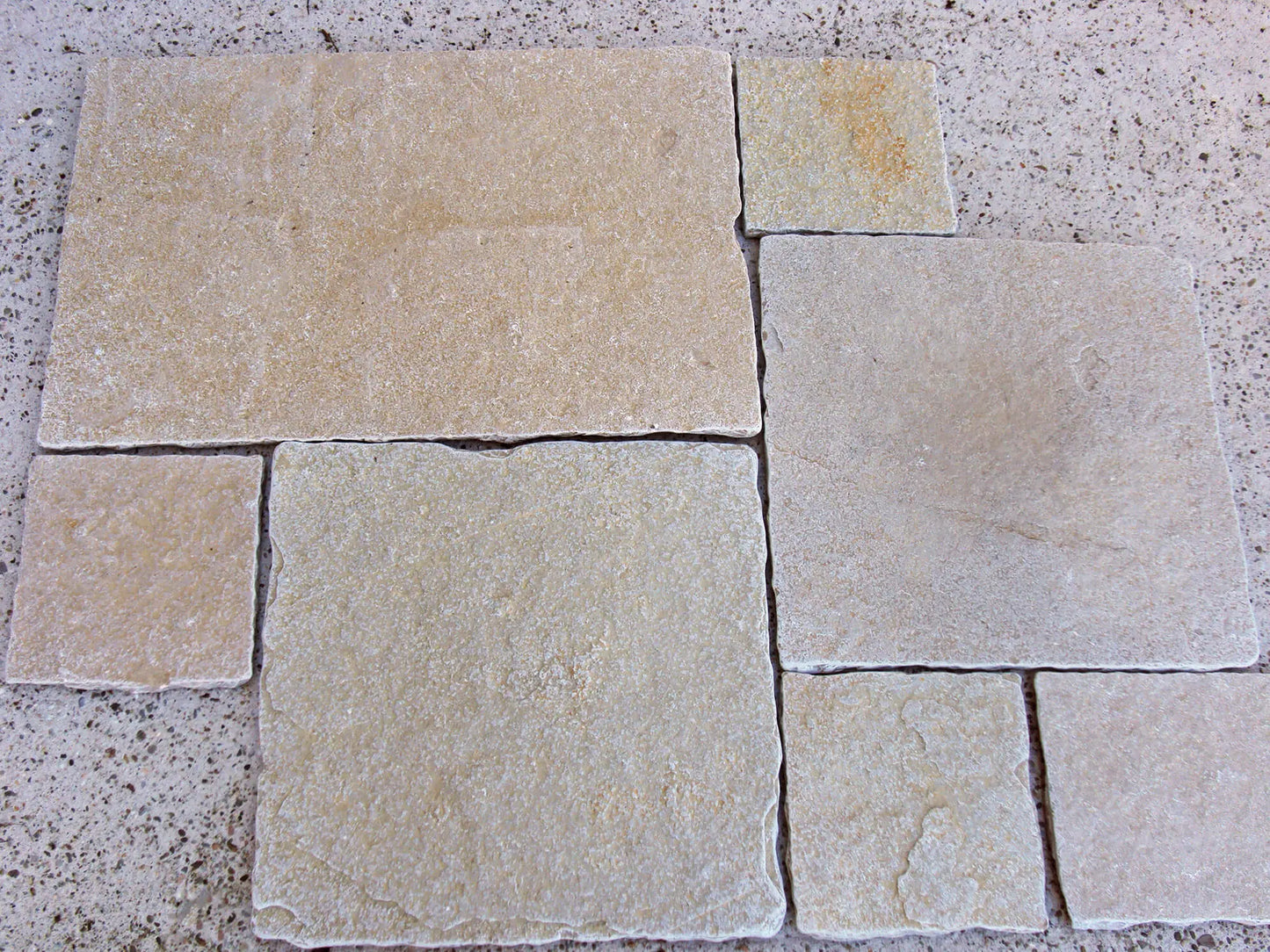 Dallage en pierre calcaire LIMA BEIGE Bords bruts - Minéral Pierre Naturelle