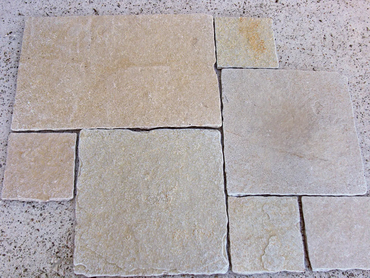 Dallage en pierre calcaire LIMA BEIGE Bords bruts - Minéral Pierre Naturelle