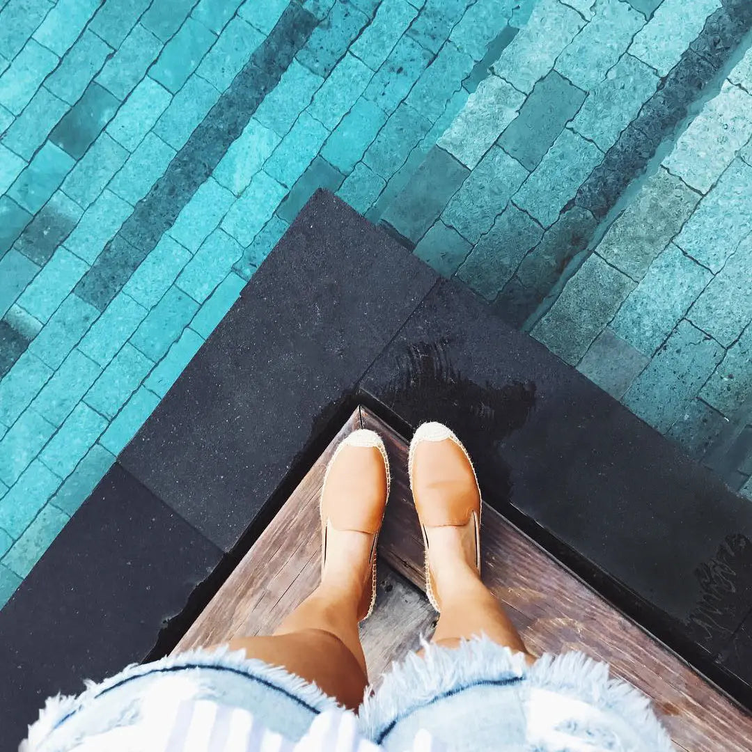 Margelle de piscine en BASALTE SUPER BLACK finition flamée, avec larmiers - réalisation client