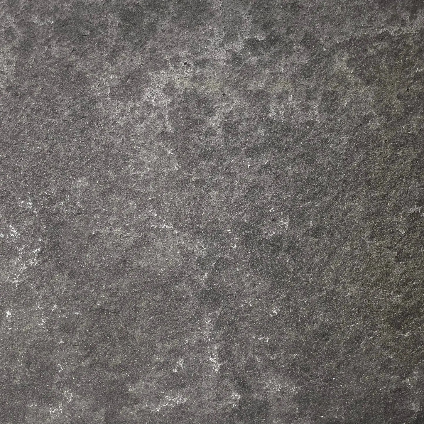 Margelle en BASALTE SUPER BLACK sans larmiers - Finition Flammée sans Larmiers - Zoom texture produit