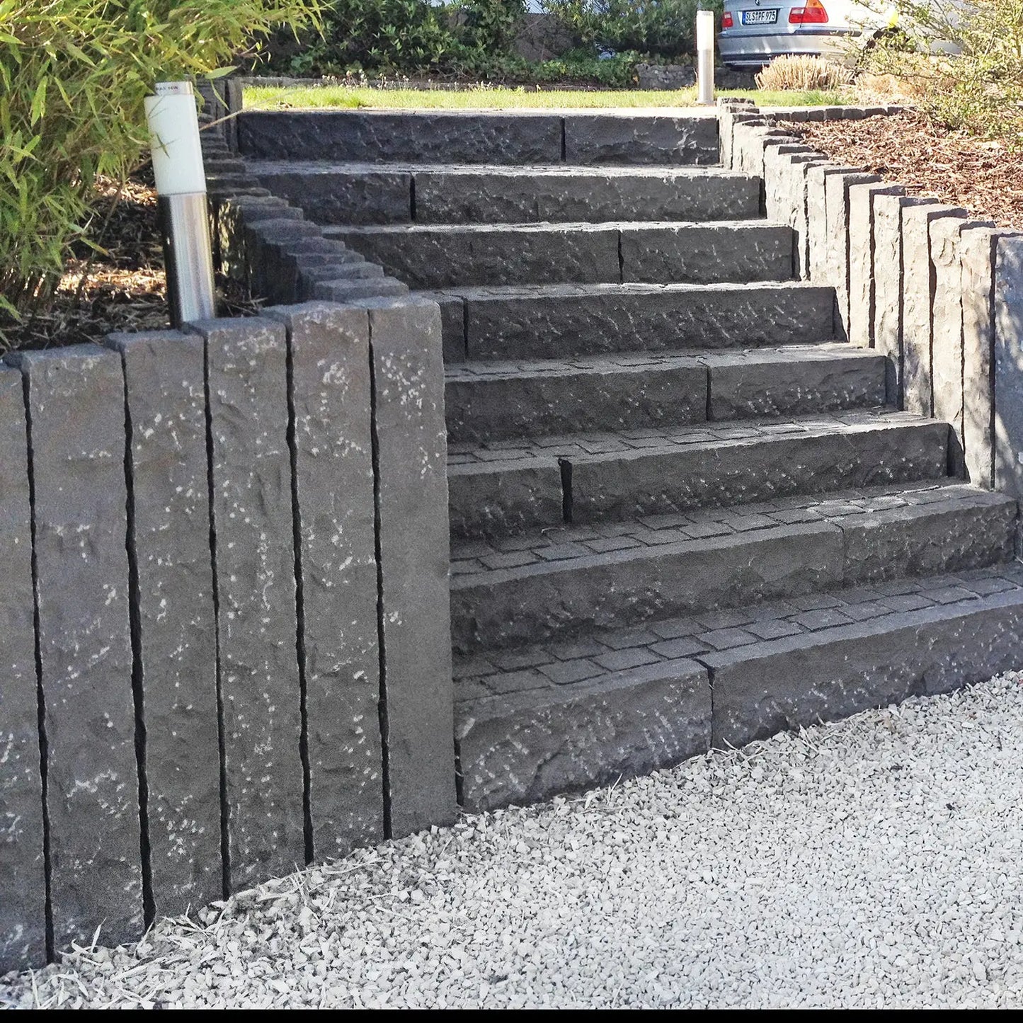 Palissade en BASALTE SUPER BLACK éclaté - Minéral Pierre Naturelle
