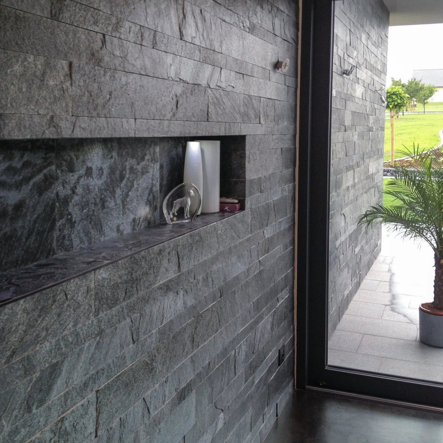 Parement en quartzite titane, gris, mur Finition : Toutes faces naturelles, bords sciés
Longueurs : 40 à 80 cm
Hauteur : 5-8-12 cm
Épaisseur : 1.2 cm
Poids : 41 kg/m²