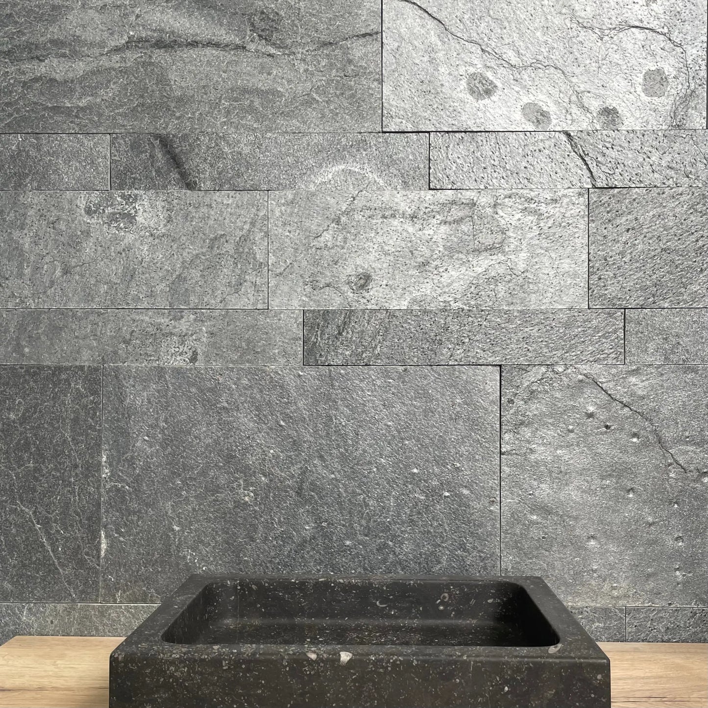 Parement en quartzite titane, gris, mur Finition : Toutes faces naturelles, bords sciés
Longueurs : 40 à 80 cm
Hauteur : 5-8-12 cm
Épaisseur : 1.2 cm
Poids : 41 kg/m²