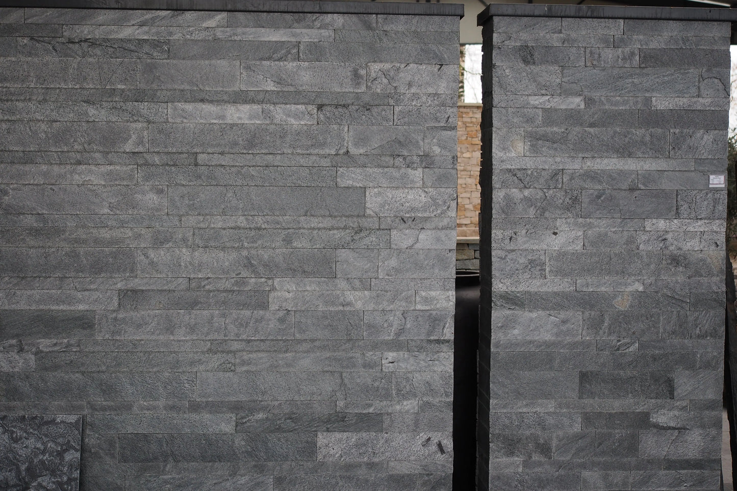 Parement en quartzite titane, gris, mur Finition : Toutes faces naturelles, bords sciés
Longueurs : 40 à 80 cm
Hauteur : 5-8-12 cm
Épaisseur : 1.2 cm
Poids : 41 kg/m²