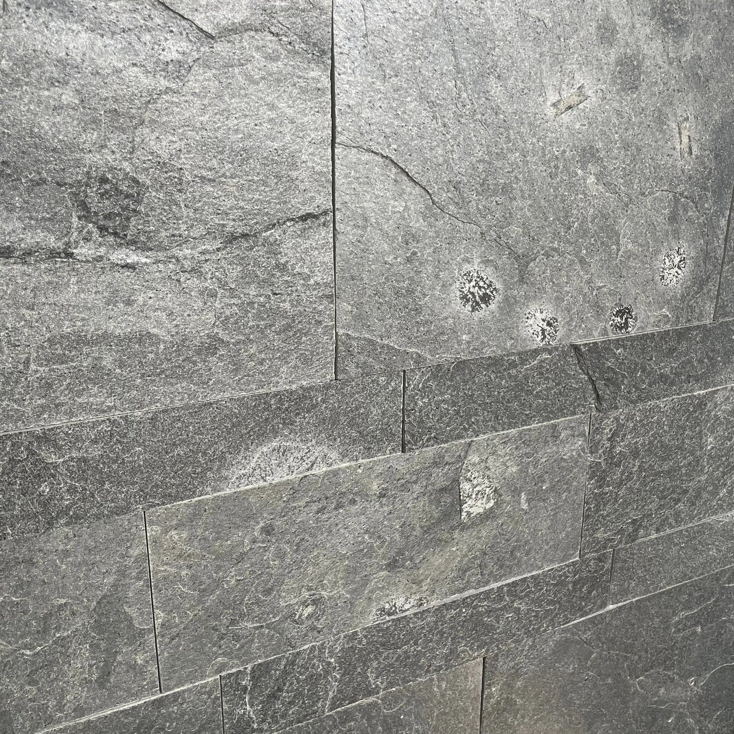 Parement en quartzite titane, gris, mur Finition : Toutes faces naturelles, bords sciés
Longueurs : 40 à 80 cm
Hauteur : 5-8-12 cm
Épaisseur : 1.2 cm
Poids : 41 kg/m²