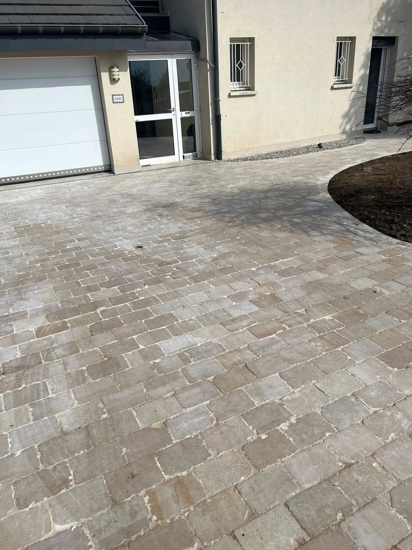 Pavé en pierre calcaire ALMENDRA beige bords sciés - 20 x 14 - Photo réalisation, devant garage
