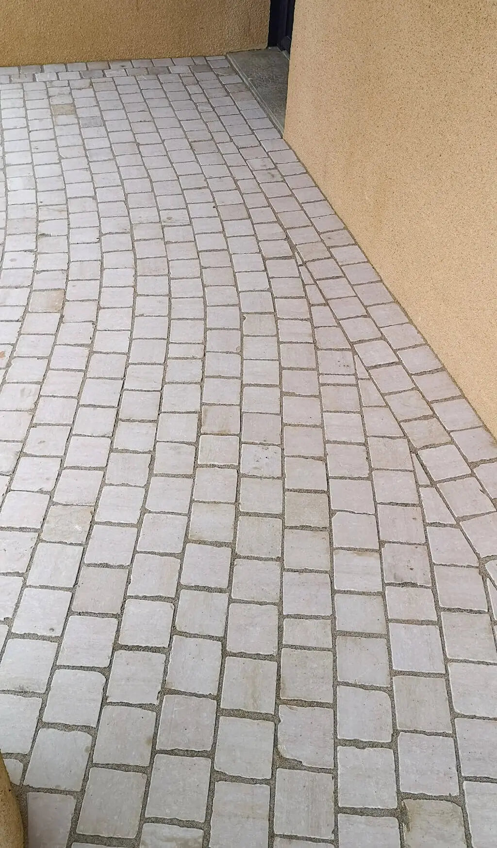 Pavé en pierre calcaire ALMENDRA beige bords sciés - 14 x 14 - Photo réalisation, entrée devant maison