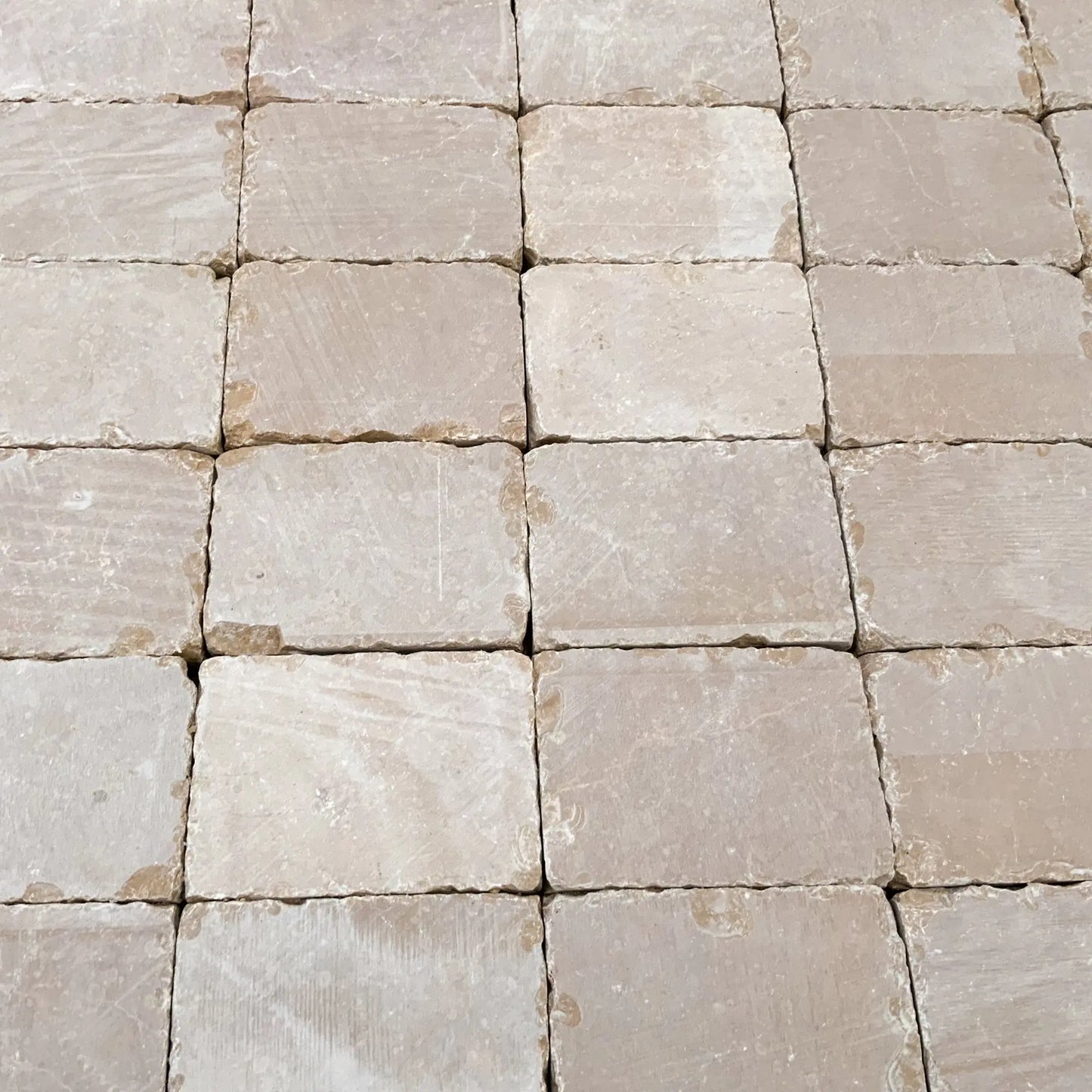 Pavé en pierre calcaire ALMENDRA beige bords sciés - 20 x 14 - Zoom texture