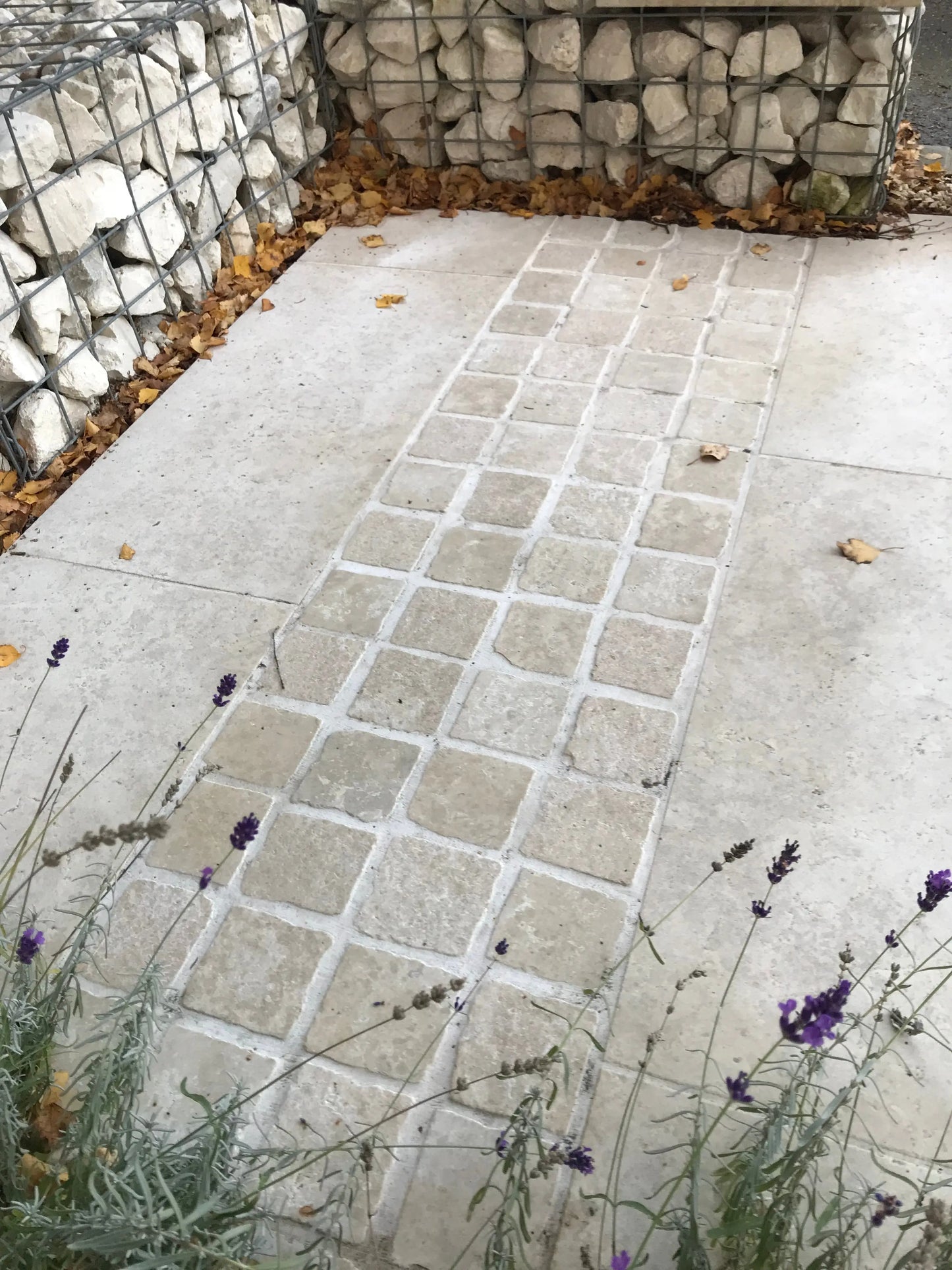 Pavé en pierre calcaire SAINT VALMIER Vieilli - finition vieillie bords éclates