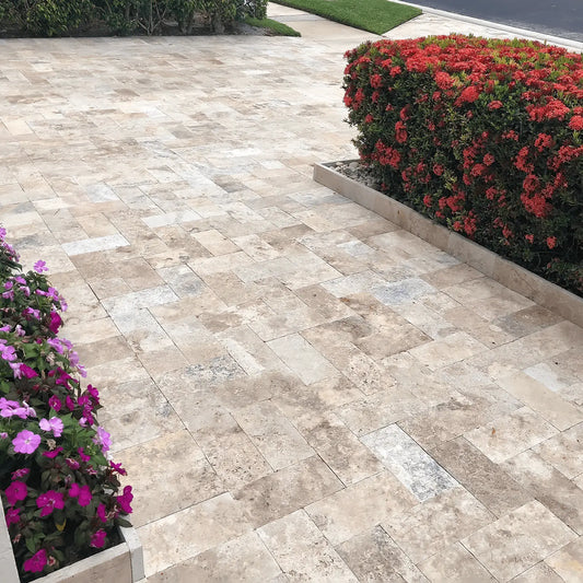 Pavé travertin mix Vieilli, brut.
beige clair au marron doux
Bords droits
Longueur : 20x10x5 cm
Réalisation client