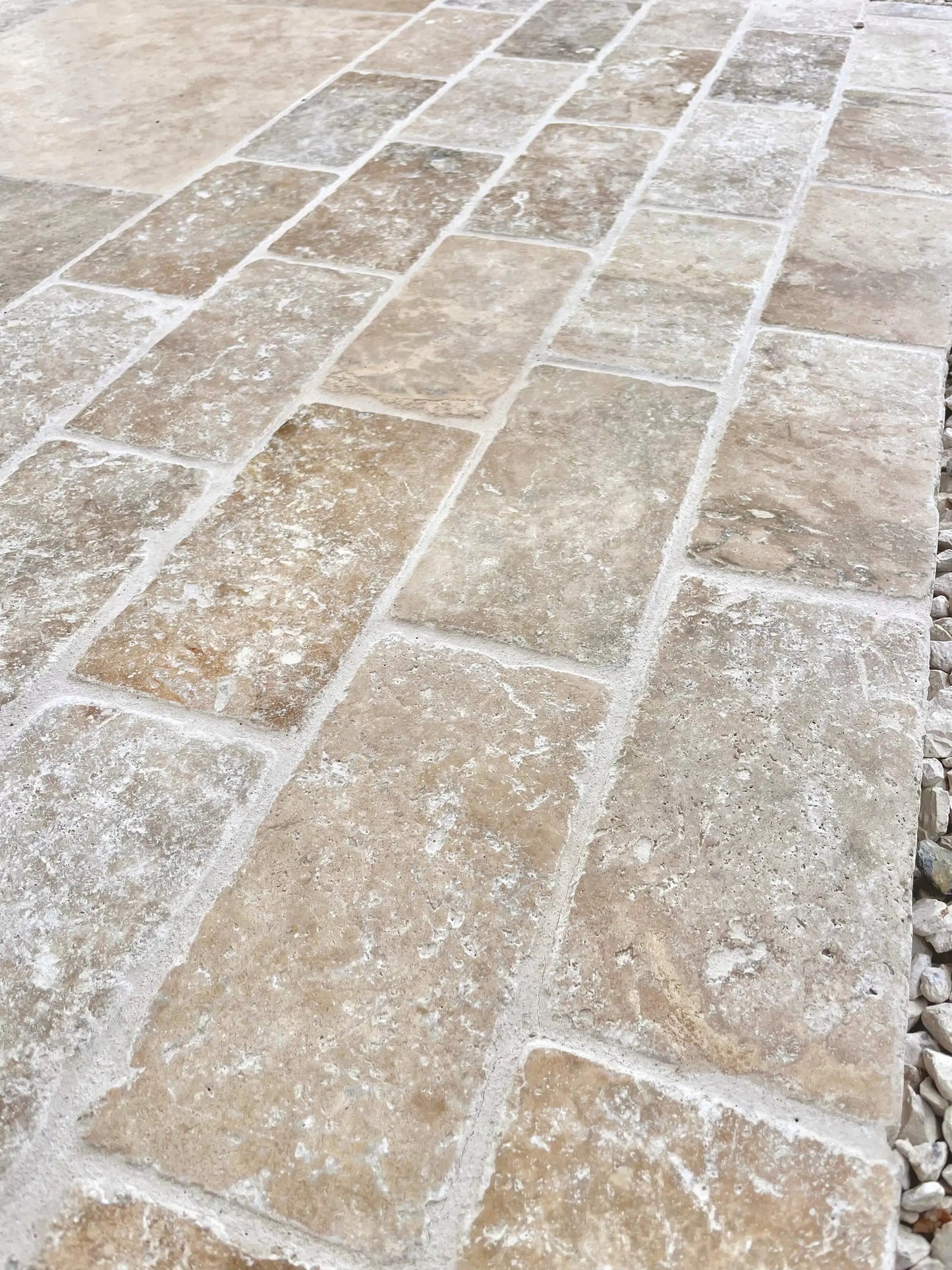 Pavé travertin mix Vieilli, brut.
beige clair au marron doux
Bords droits
Longueur : 20x10x5 cm