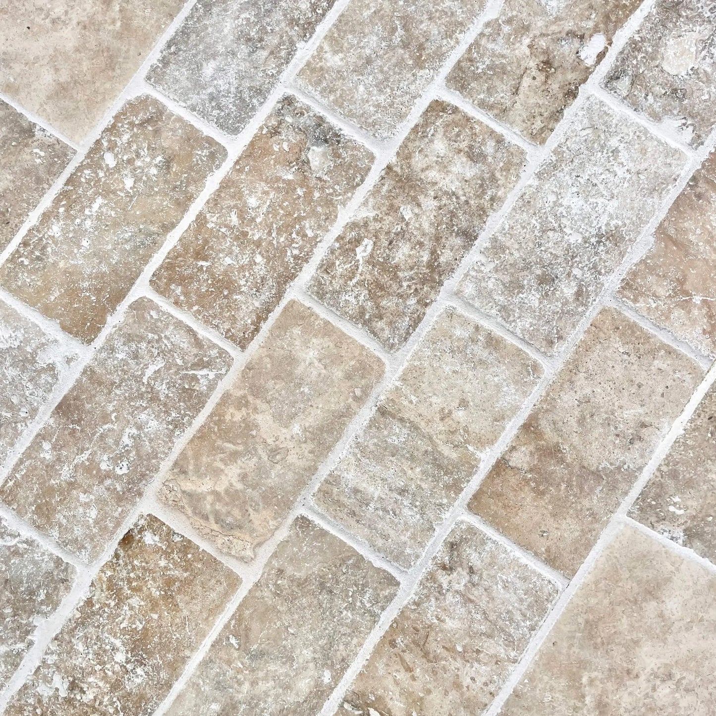 Pavé travertin mix Vieilli, brut.
beige clair au marron doux
Bords droits
Longueur : 20x10x5 cm