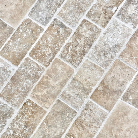 Pavé travertin mix Vieilli, brut.
beige clair au marron doux
Bords droits
Longueur : 20x10x5 cm