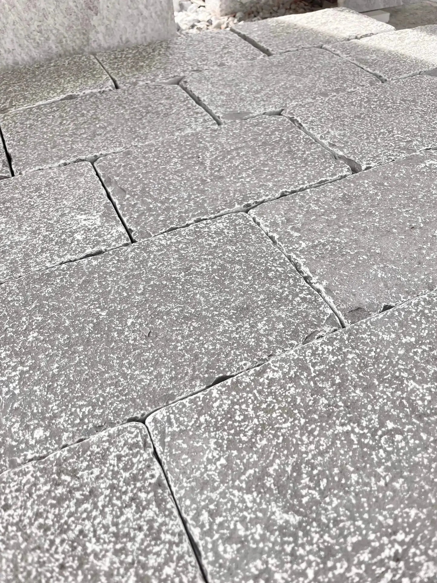 Pavé en pierre calcaire LIMA GRIS - Minéral Pierre Naturelle