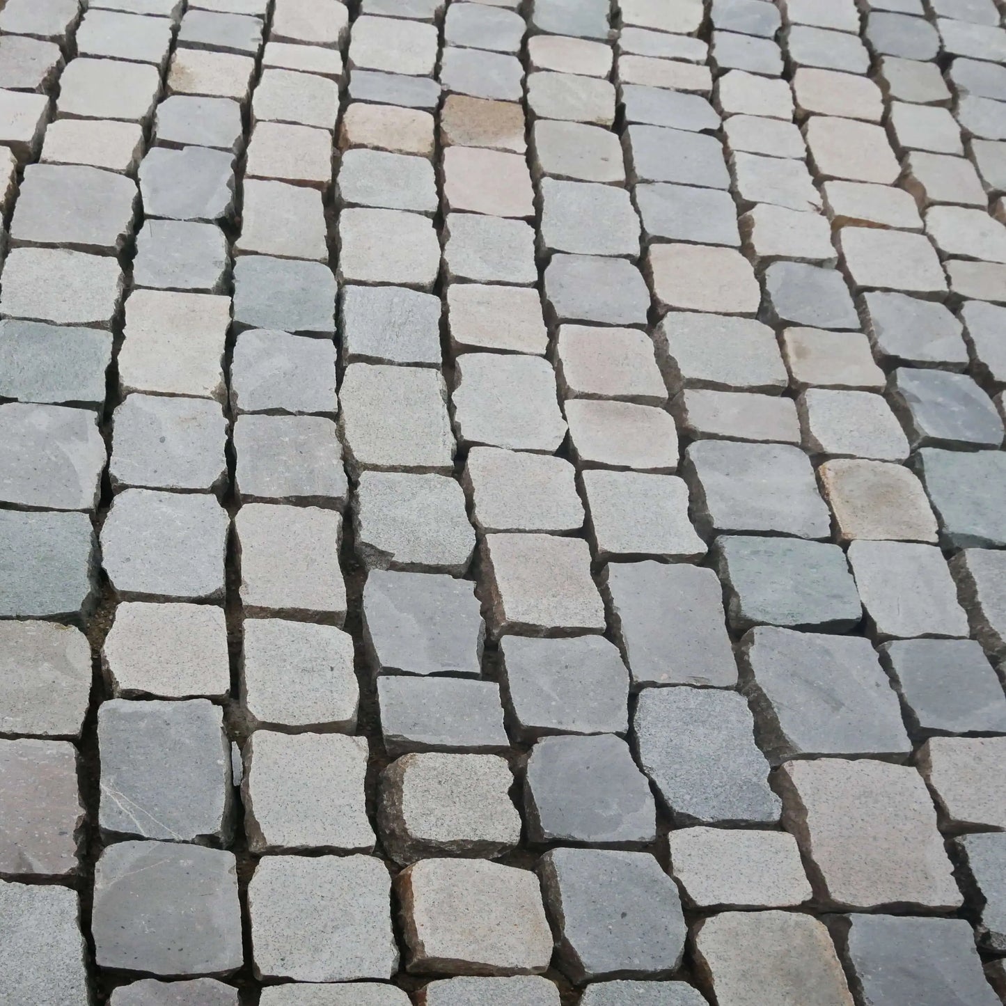 Pavé ancien de récupération en PORPHYRE scié - Minéral Pierre Naturelle