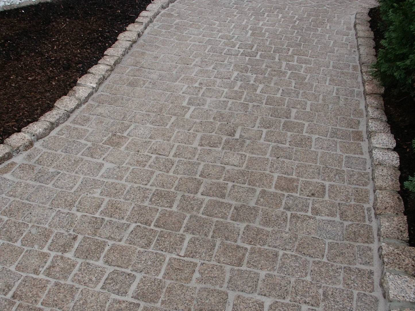 Pavé en granit ROSA DORA bouchardé - Minéral Pierre Naturelle