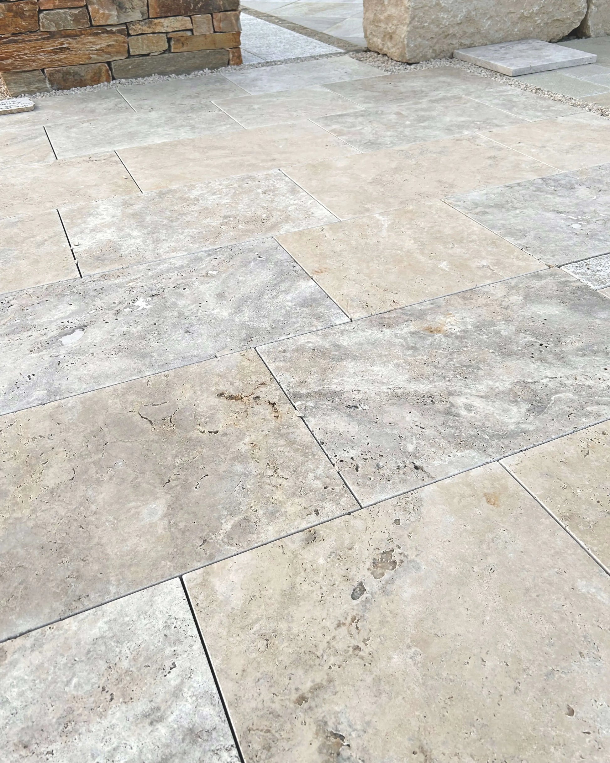 Dallage en TRAVERTIN PHILLY Vieilli - Minéral Pierre Naturelle