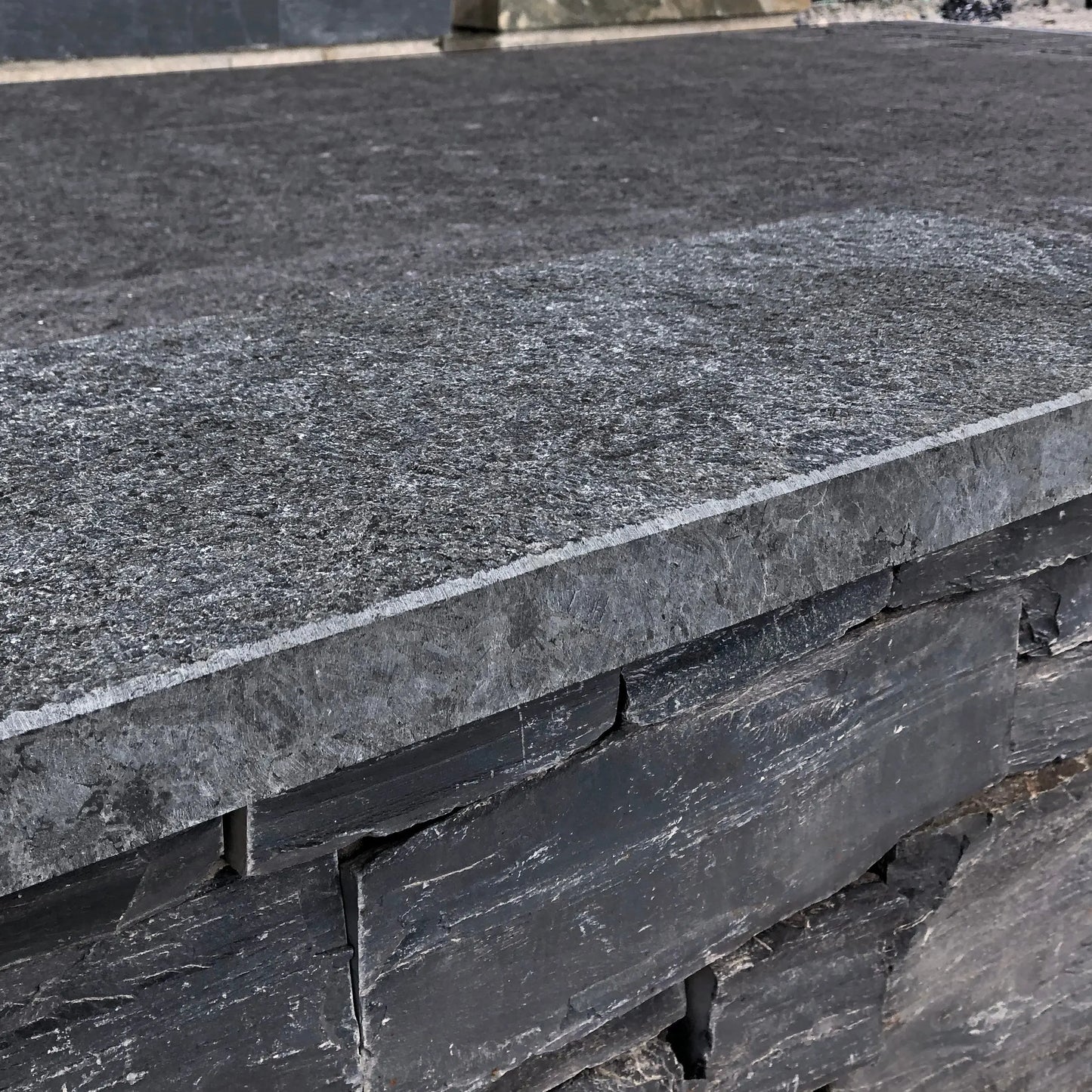 Couvre mur en granit JADE BLACK - Minéral Pierre Naturelle