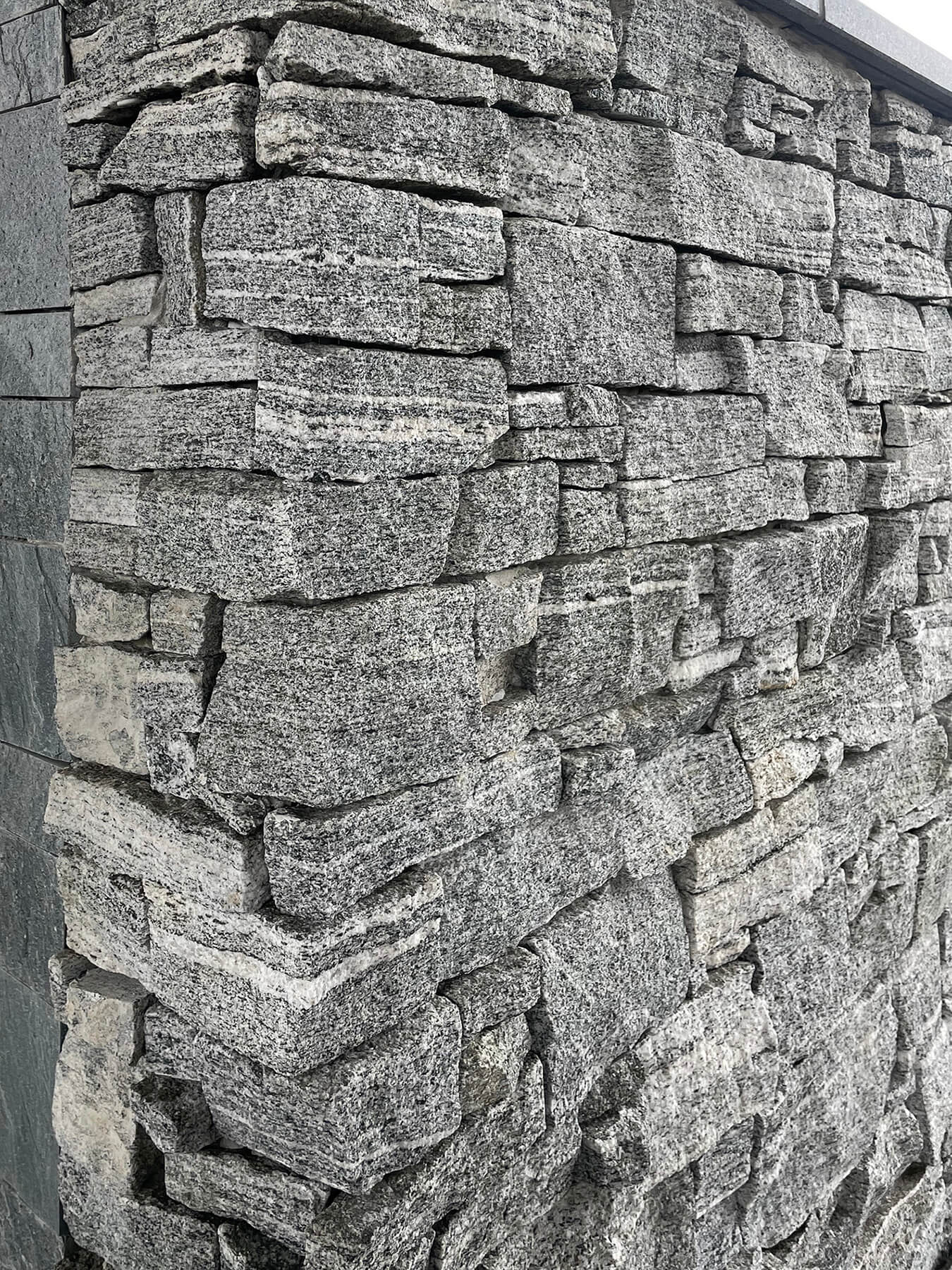Parement en granit MOUNTAIN GREY - Préassemblé + Angles - Minéral Pierre Naturelle