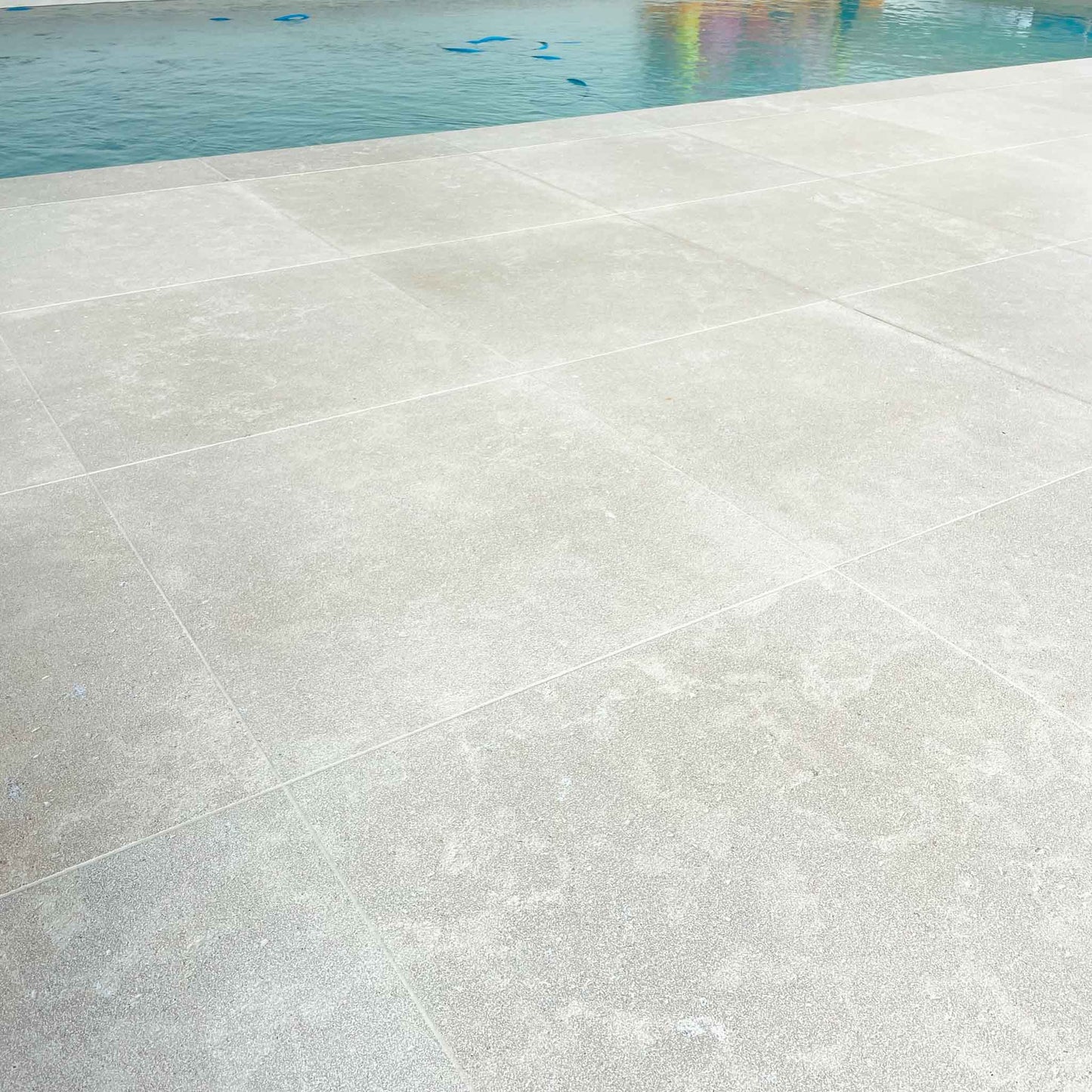 Dallage extérieur en pierre calcaire SINAI PEARL sablé brossé - Minéral Pierre Naturelle