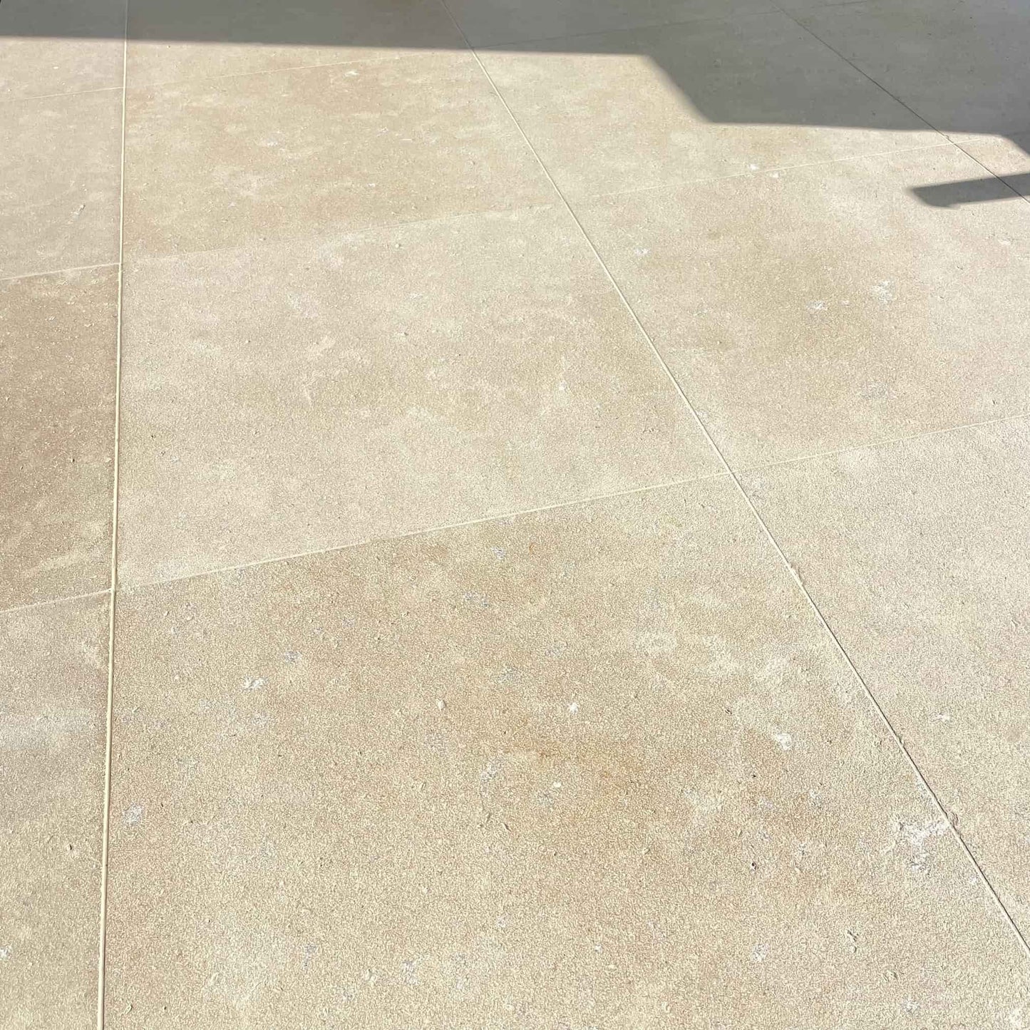 Dallage intérieur en pierre calcaire SINAI PEARL sablé brossé - Minéral Pierre Naturelle