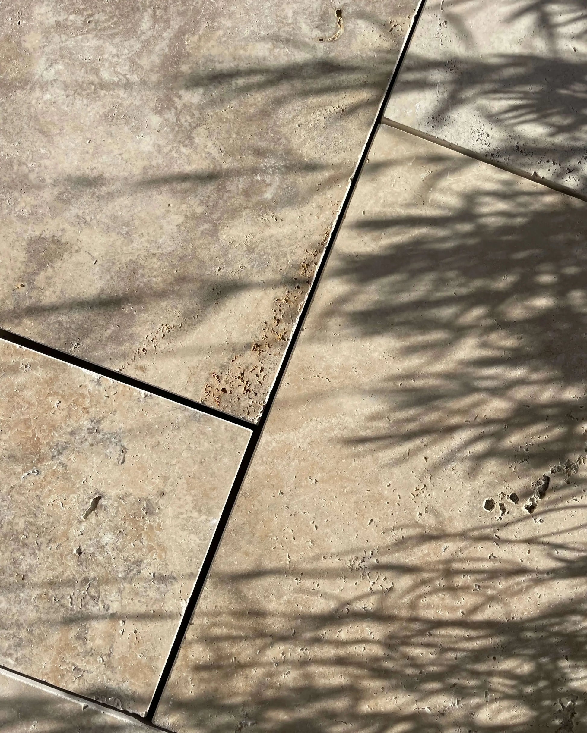 Dallage en TRAVERTIN PHILLY Vieilli - Minéral Pierre Naturelle