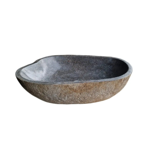 Vasque sculptée dans un galet naturel avec intérieur marbre gris brillant. Pièce unique, finitions soignées, dimensions 52-60 cm, évacuation incluse.