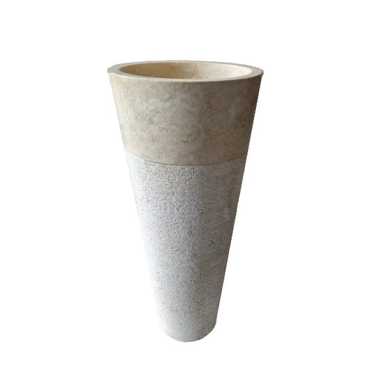 Vasque sur pied en marbre beige naturel, finition adoucie et pied brut. Percement évacuation. Pièce unique, design conique sobre et stable.