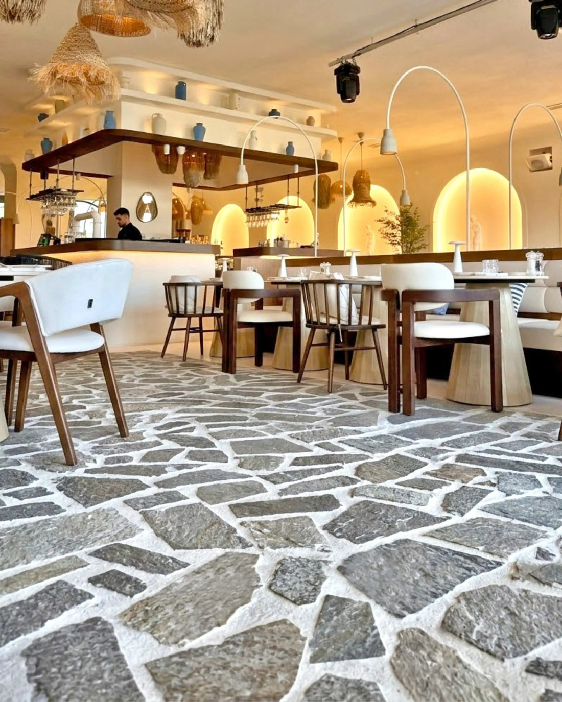 Kova Restaurant : 200 m² d’opus incertum en pierre de Luzerne